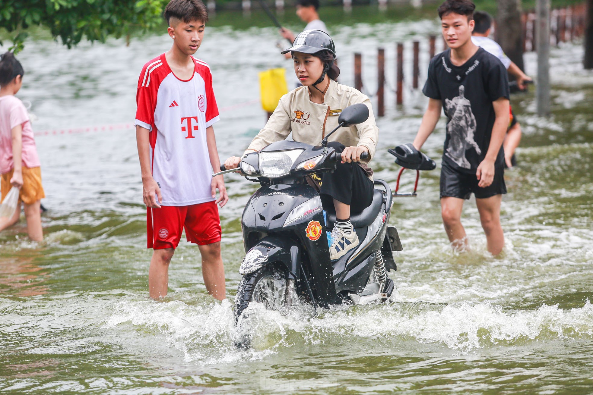 Người dân Hà Nội vừa đi vừa run khi đường và hồ 'hoà làm một'- Ảnh 11.