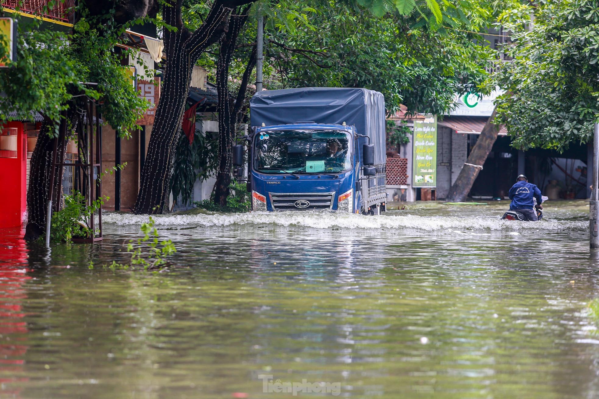 Người dân Hà Nội vừa đi vừa run khi đường và hồ 'hoà làm một'- Ảnh 22.