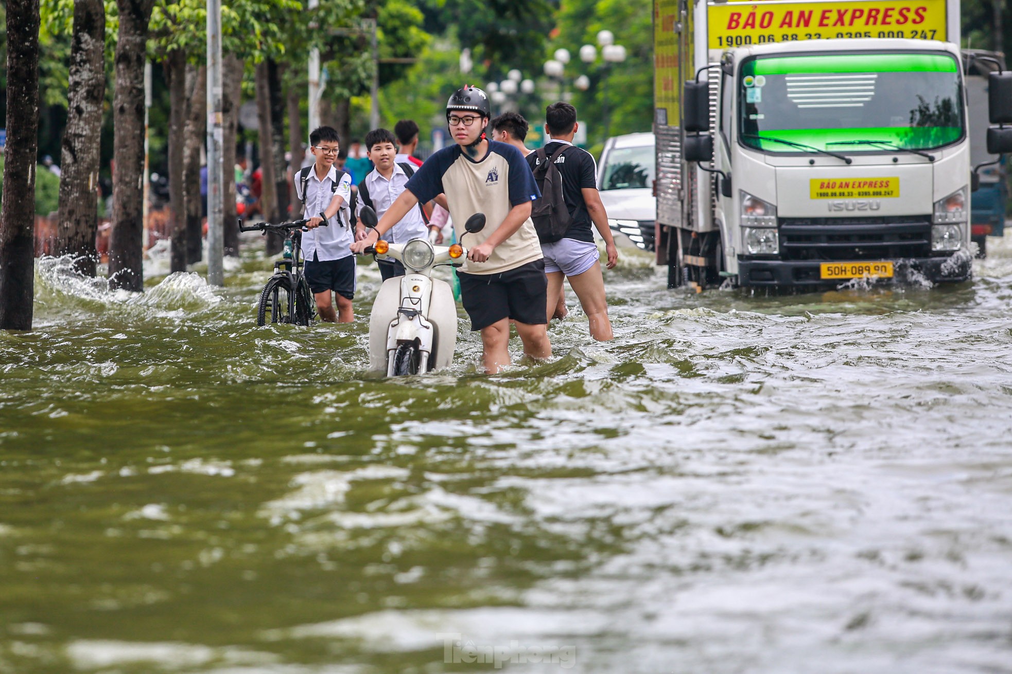 Người dân Hà Nội vừa đi vừa run khi đường và hồ 'hoà làm một'- Ảnh 14.