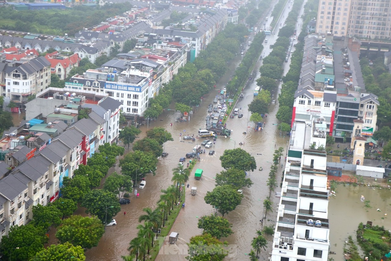 'Ốc đảo triệu đô' ngập sâu, người dân vật vã lội nước đi làm- Ảnh 1.