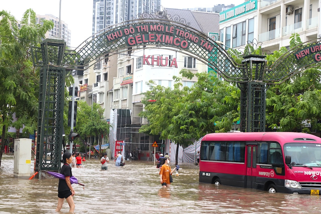 'Ốc đảo triệu đô' ngập sâu, người dân vật vã lội nước đi làm- Ảnh 2.