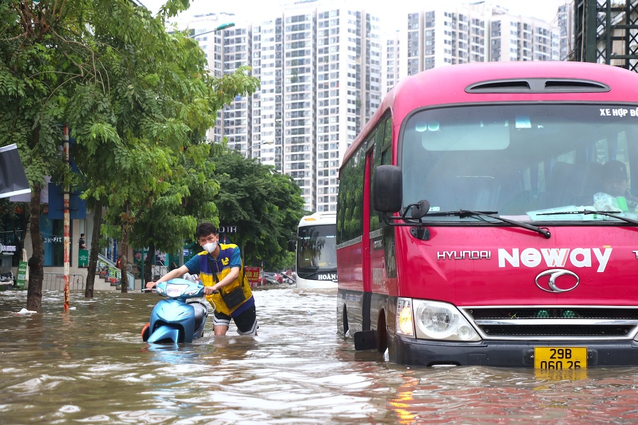 'Ốc đảo triệu đô' ngập sâu, người dân vật vã lội nước đi làm- Ảnh 4.