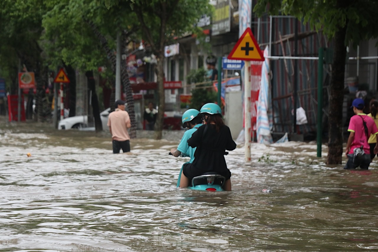 'Ốc đảo triệu đô' ngập sâu, người dân vật vã lội nước đi làm- Ảnh 7.