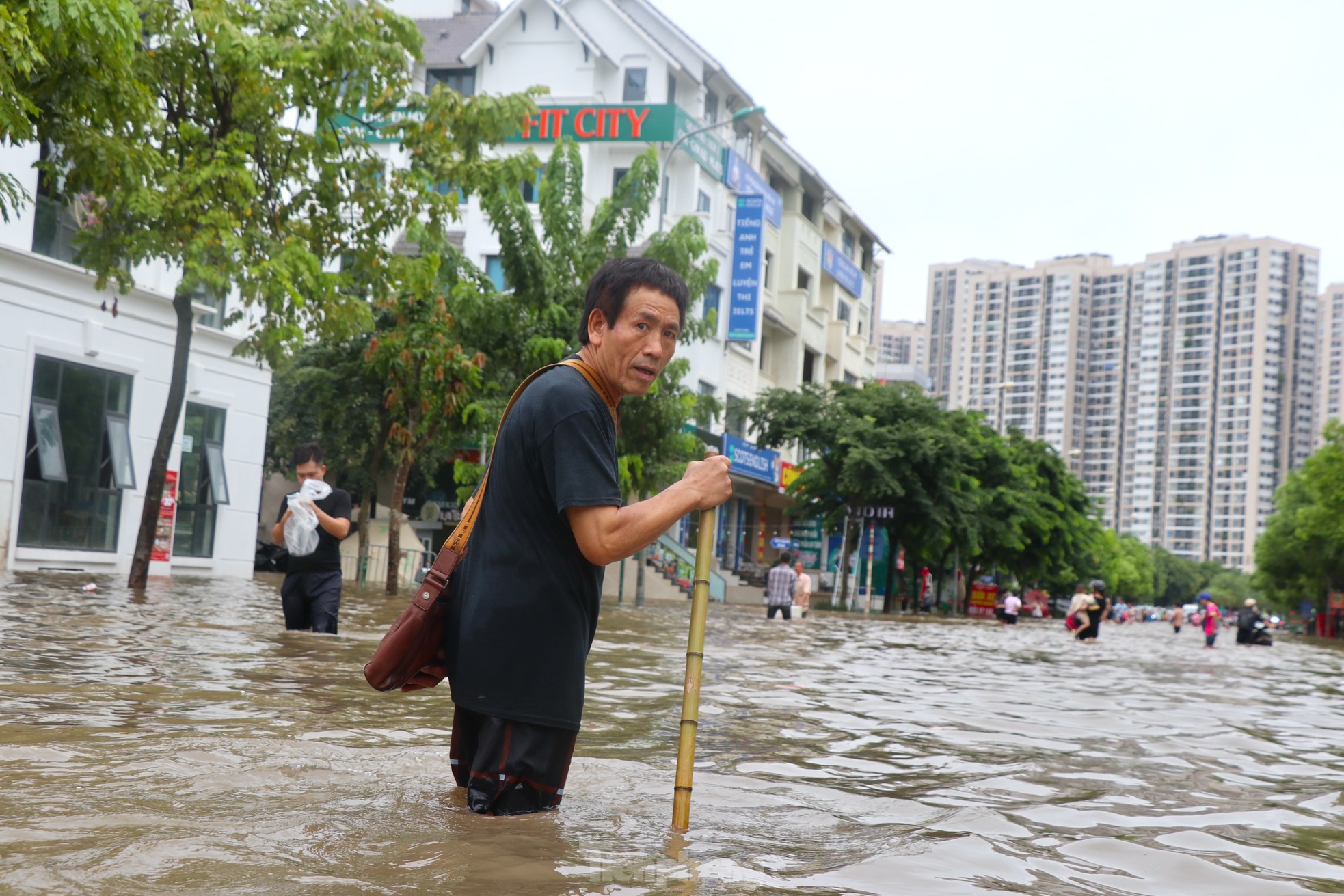 'Ốc đảo triệu đô' ngập sâu, người dân vật vã lội nước đi làm- Ảnh 6.