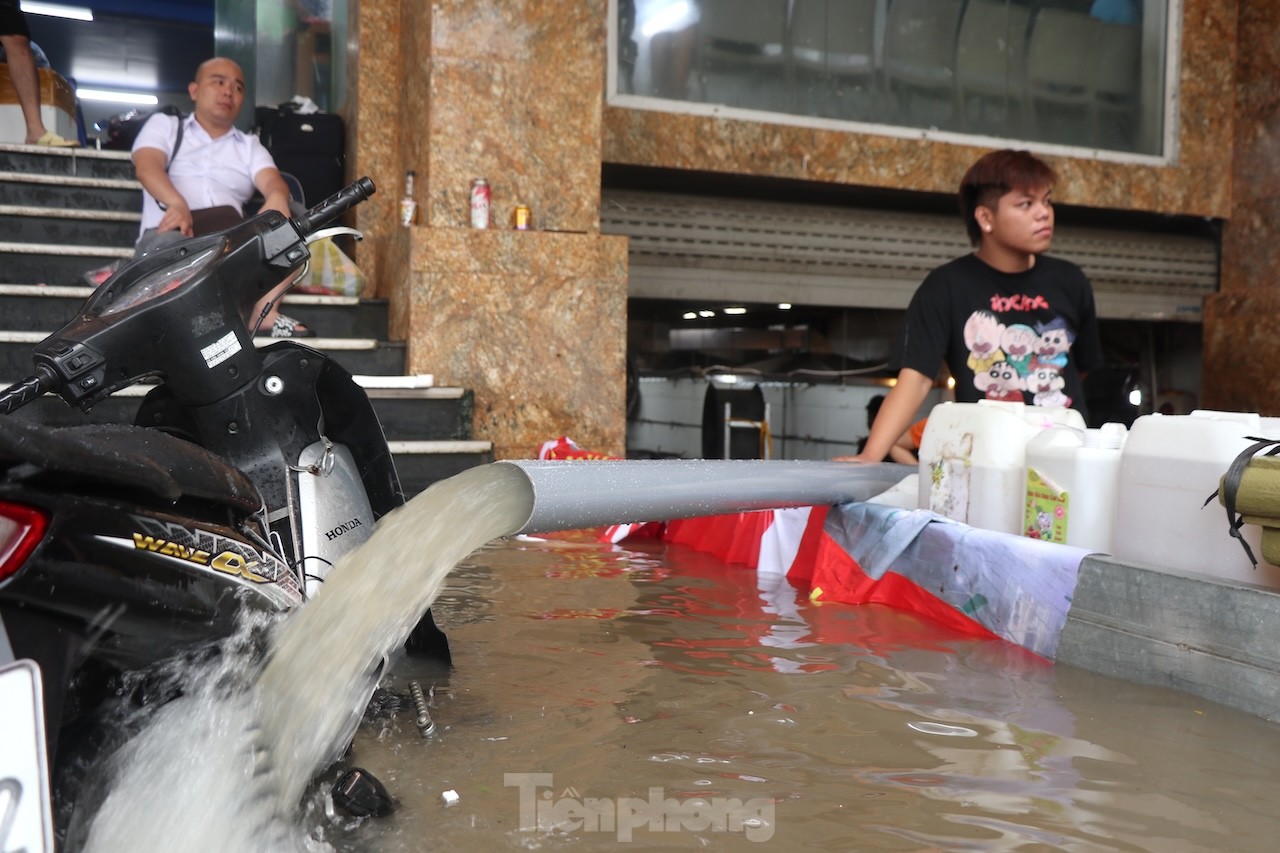 'Ốc đảo triệu đô' ngập sâu, người dân vật vã lội nước đi làm- Ảnh 11.