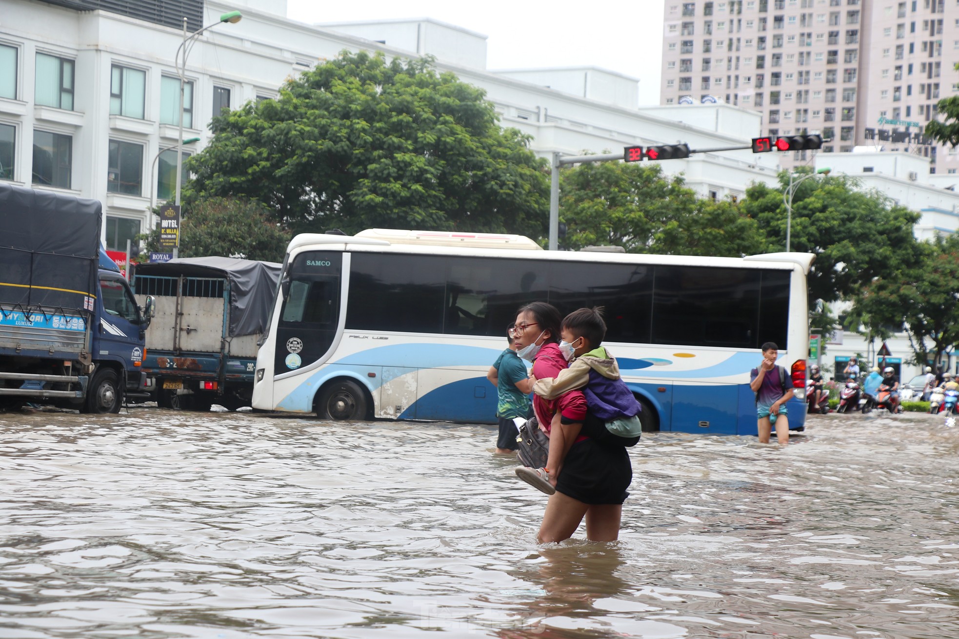 'Ốc đảo triệu đô' ngập sâu, người dân vật vã lội nước đi làm- Ảnh 3.