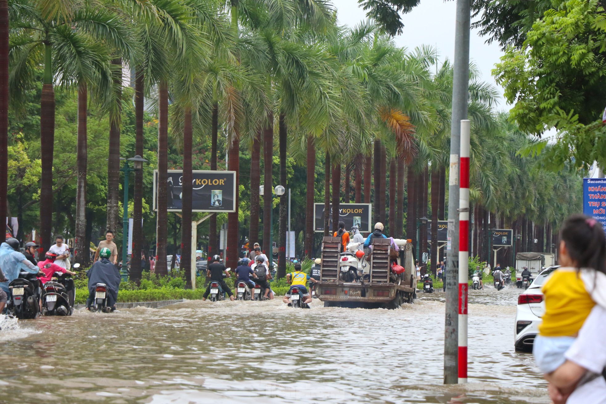 'Ốc đảo triệu đô' ngập sâu, người dân vật vã lội nước đi làm- Ảnh 10.