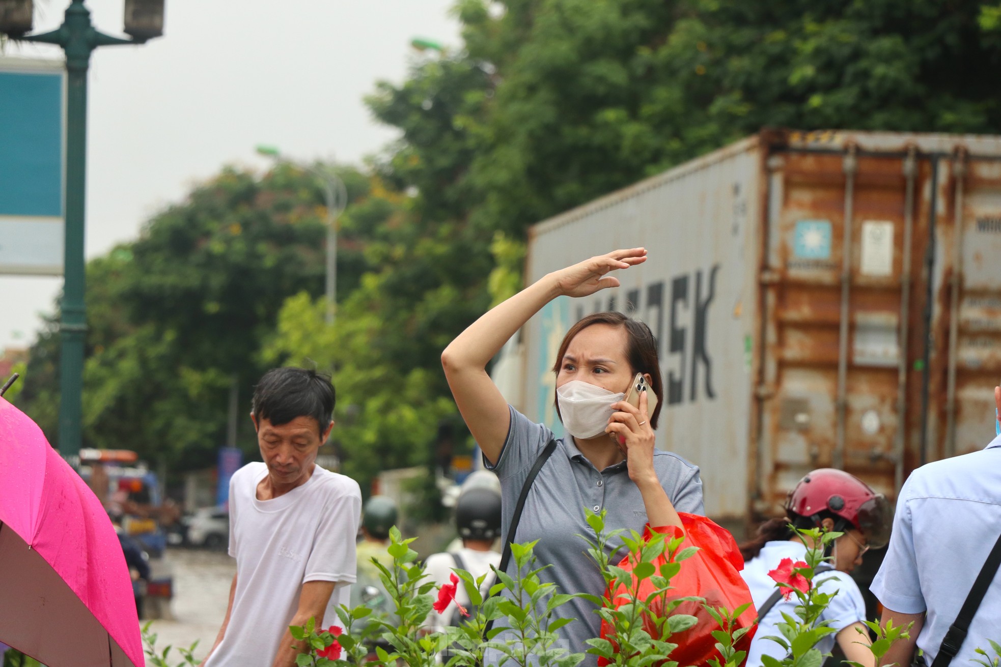 'Ốc đảo triệu đô' ngập sâu, người dân vật vã lội nước đi làm- Ảnh 9.