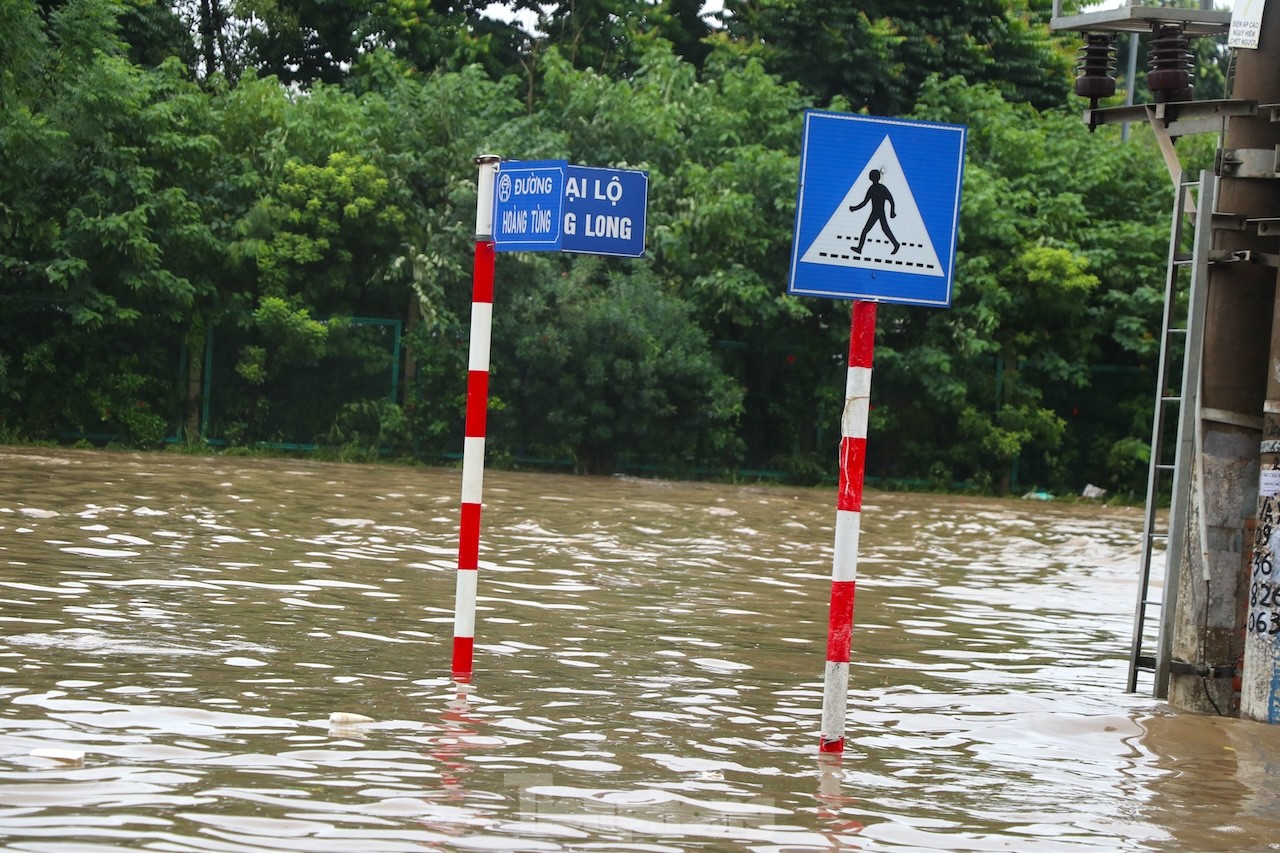 'Ốc đảo triệu đô' ngập sâu, người dân vật vã lội nước đi làm- Ảnh 13.