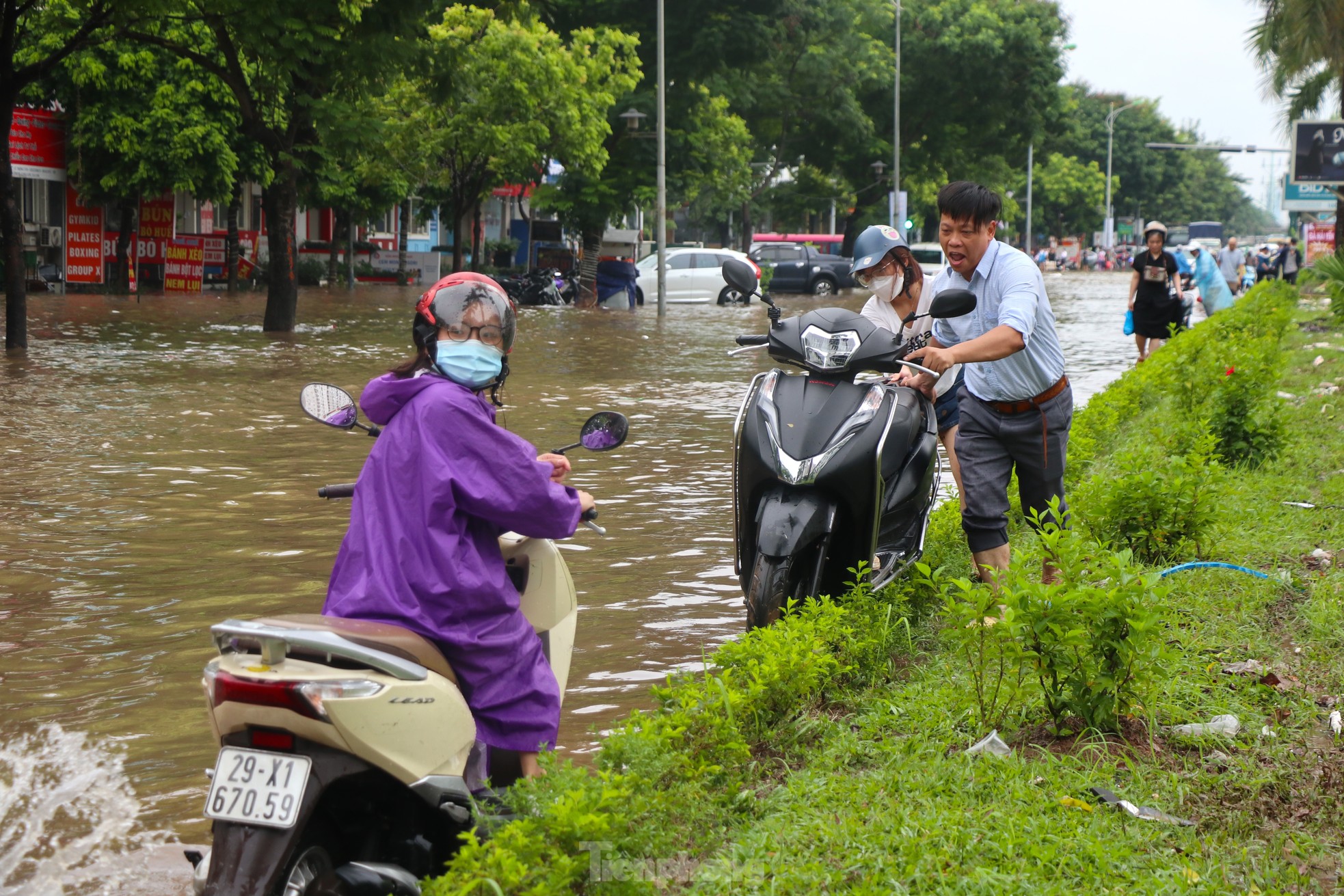 'Ốc đảo triệu đô' ngập sâu, người dân vật vã lội nước đi làm- Ảnh 5.