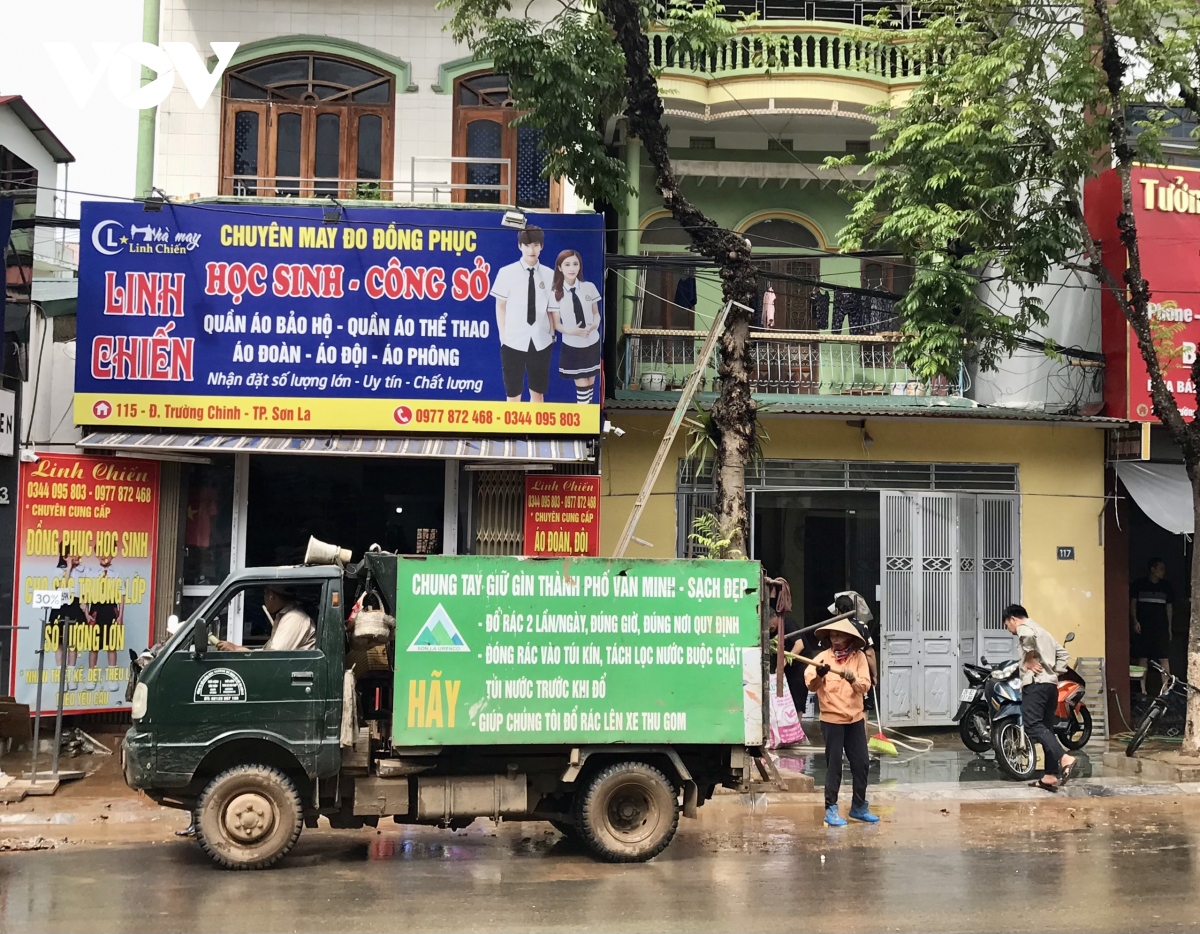 Trời tạnh, nước rút, người dân Sơn La khẩn trương dọn dẹp bùn đất sau lũ- Ảnh 6.