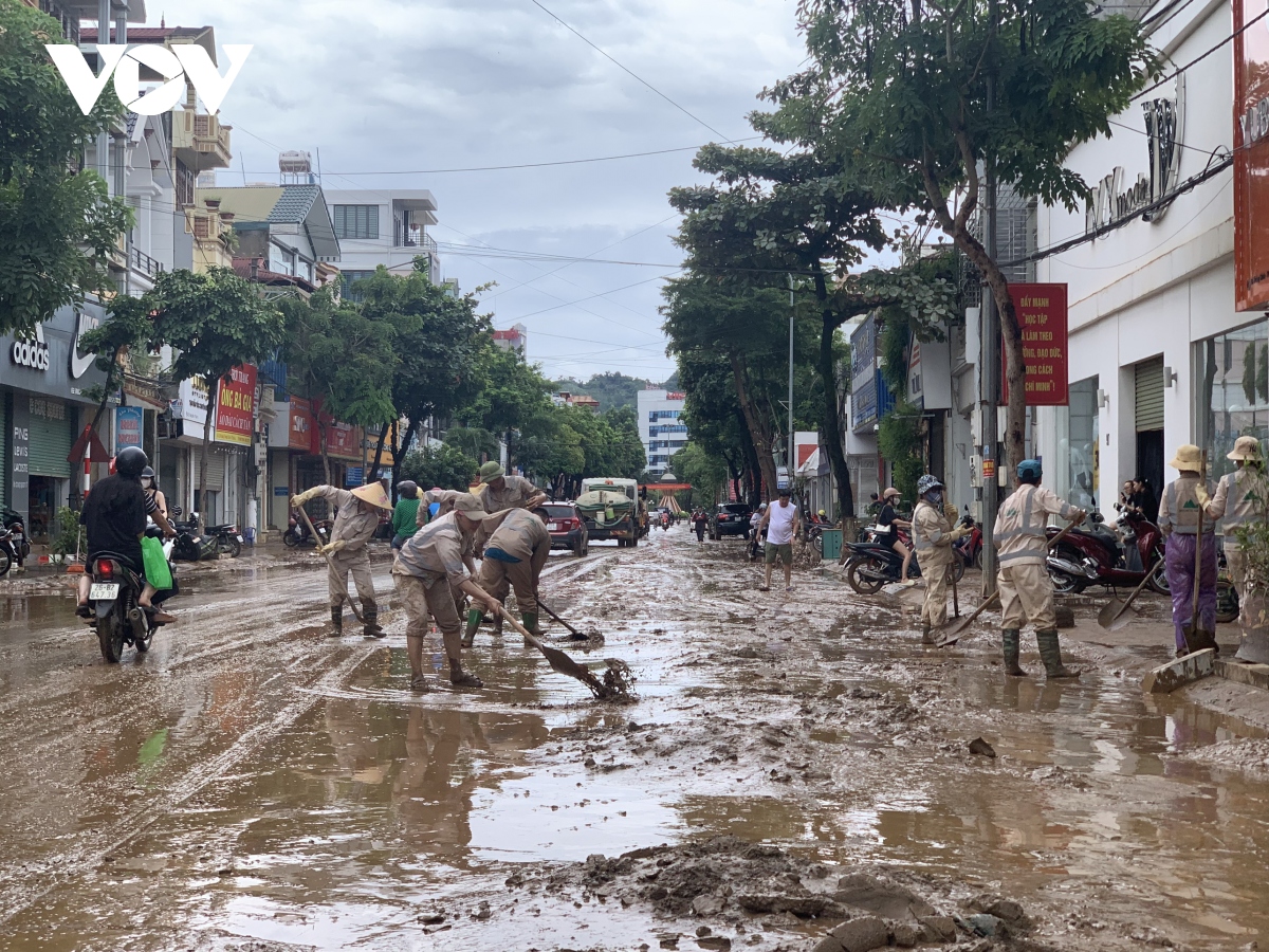 Trời tạnh, nước rút, người dân Sơn La khẩn trương dọn dẹp bùn đất sau lũ- Ảnh 2.