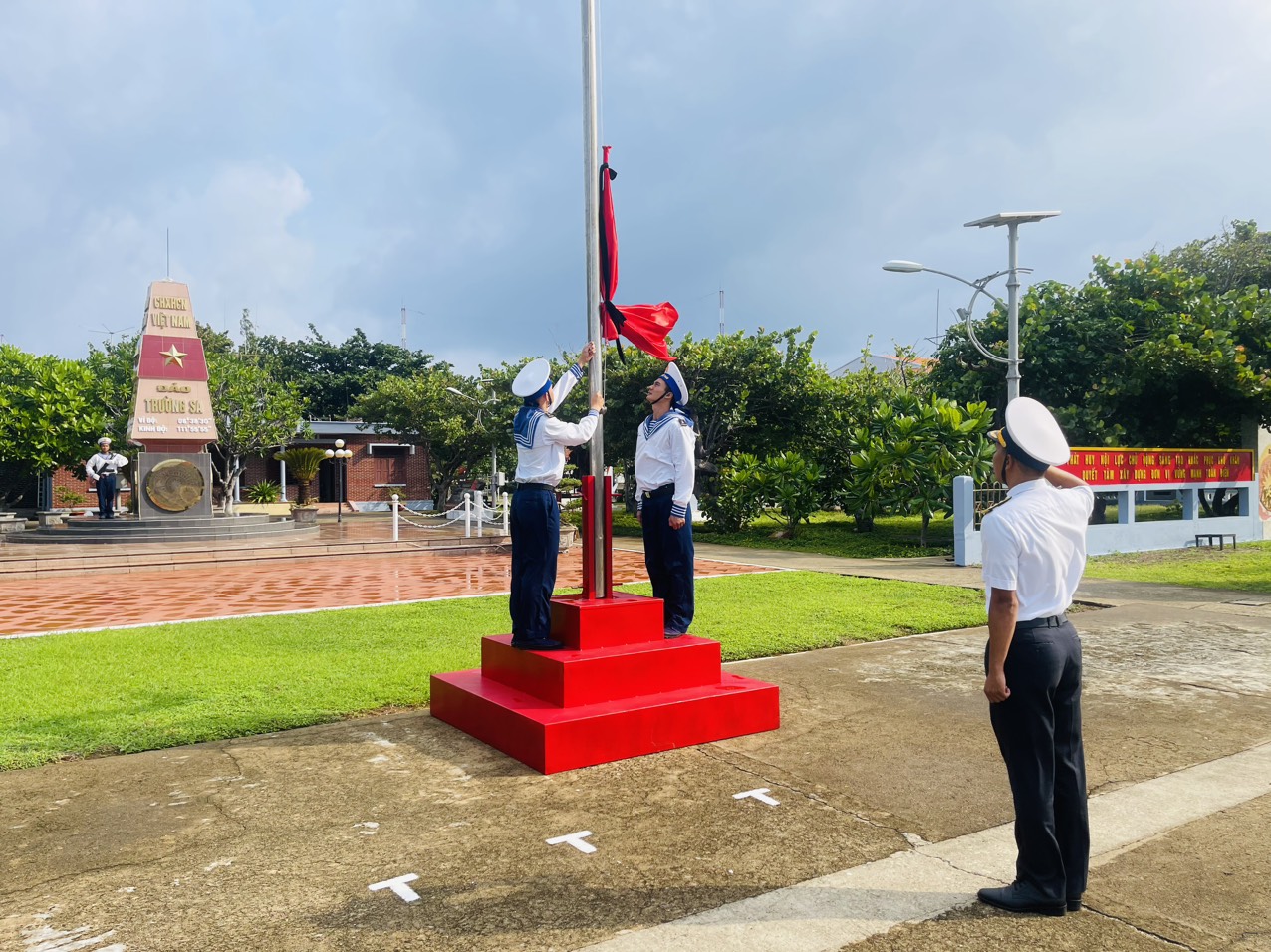 Xúc động hình ảnh treo cờ rủ tưởng nhớ Tổng Bí thư Nguyễn Phú Trọng ở quần đảo Trường Sa- Ảnh 2.