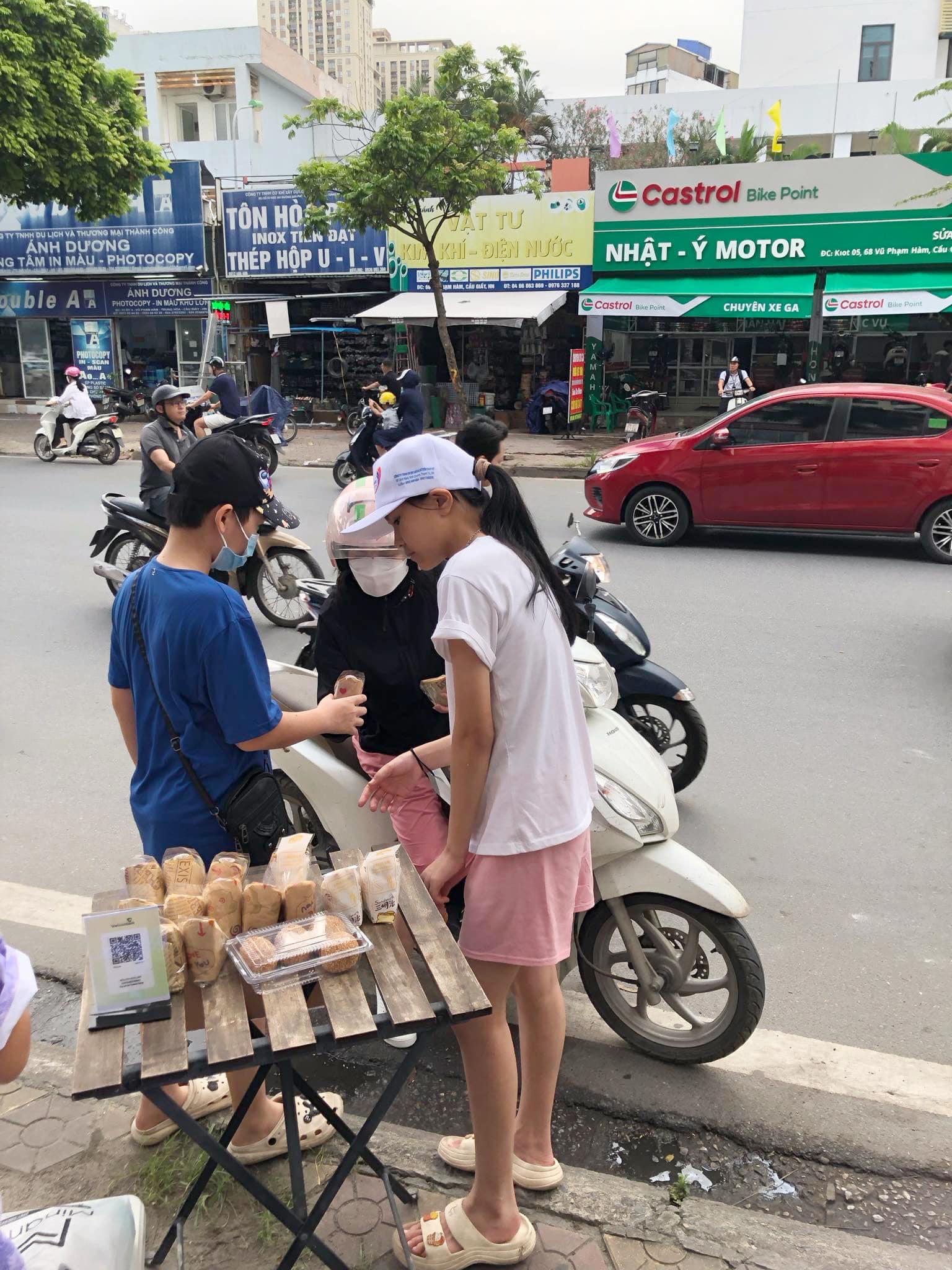 Tiệm bánh nhỏ xinh của cậu bé lớp 7: Dậy từ 5 giờ sáng để làm bánh, bán 60 chiếc trong buổi sáng, được mẹ ủng hộ hết lòng với đam mê 