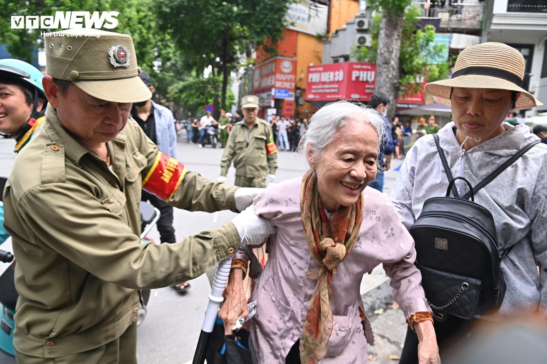 Người dân xếp hàng dài chờ viếng Tổng Bí thư: 'Bao lâu chúng tôi cũng đợi'- Ảnh 7.