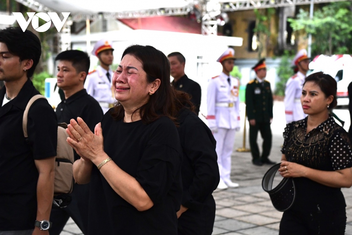 Người dân không kìm được xúc động, bật khóc trong lễ viếng Tổng Bí thư Nguyễn Phú Trọng- Ảnh 3.