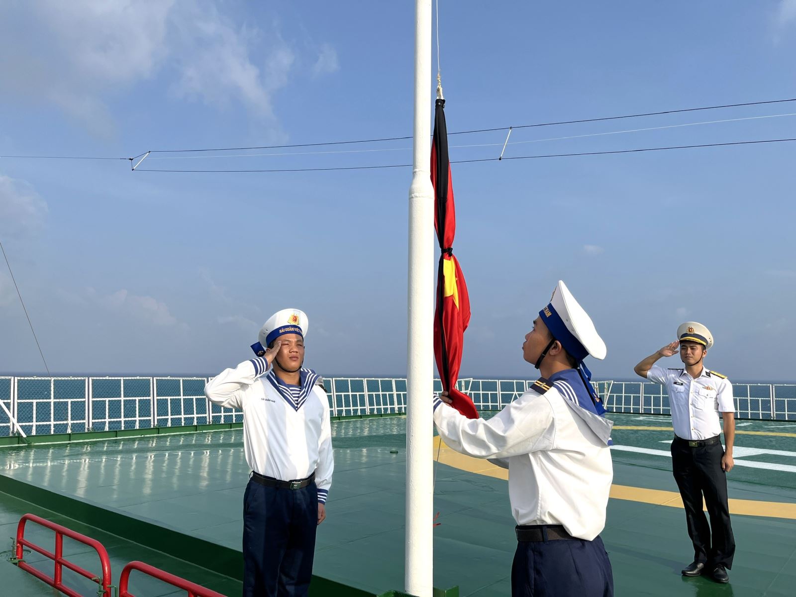 Xúc động hình ảnh treo cờ rủ tưởng nhớ Tổng Bí thư Nguyễn Phú Trọng ở quần đảo Trường Sa- Ảnh 4.