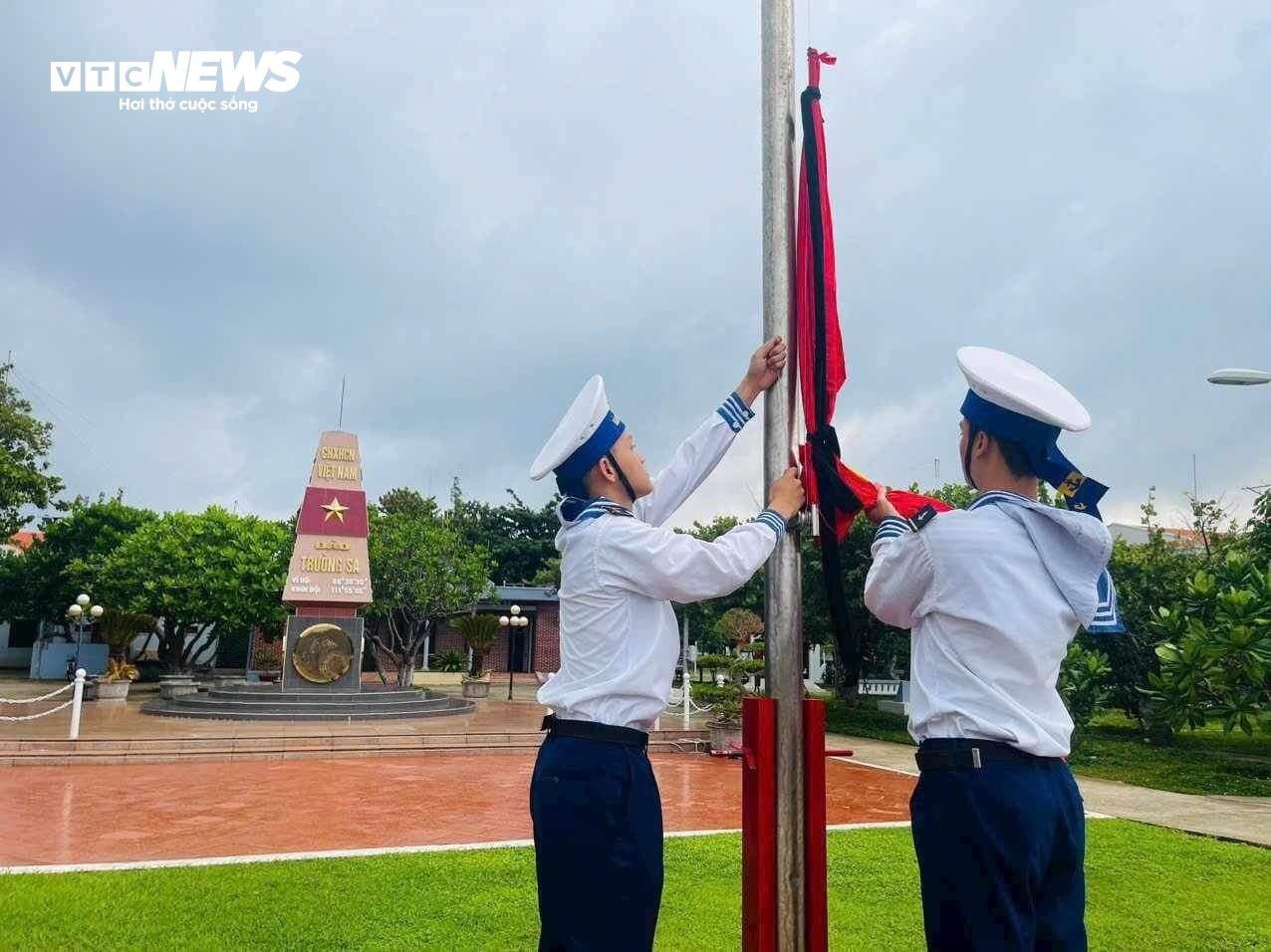 Từ Trường Sa đến Ba Đình - triệu trái tim người Việt tiếc thương Tổng Bí thư- Ảnh 1.