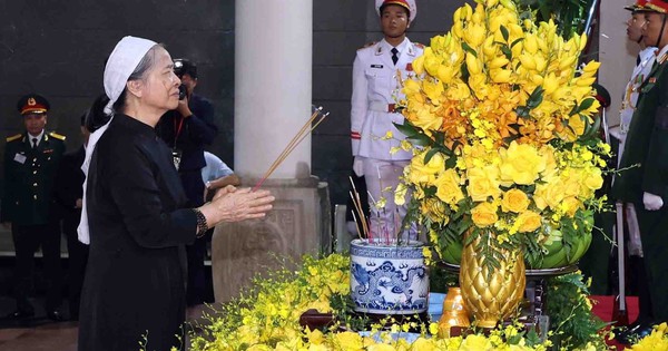 Phu nhân Ngô Thị Mận nghẹn ngào bên linh cữu Tổng Bí thư Nguyễn Phú Trọng