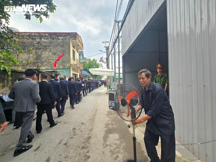 Người làng Lại Đà mang quạt ra đường, lo chỗ nghỉ cho khách viếng Tổng Bí thư- Ảnh 1.