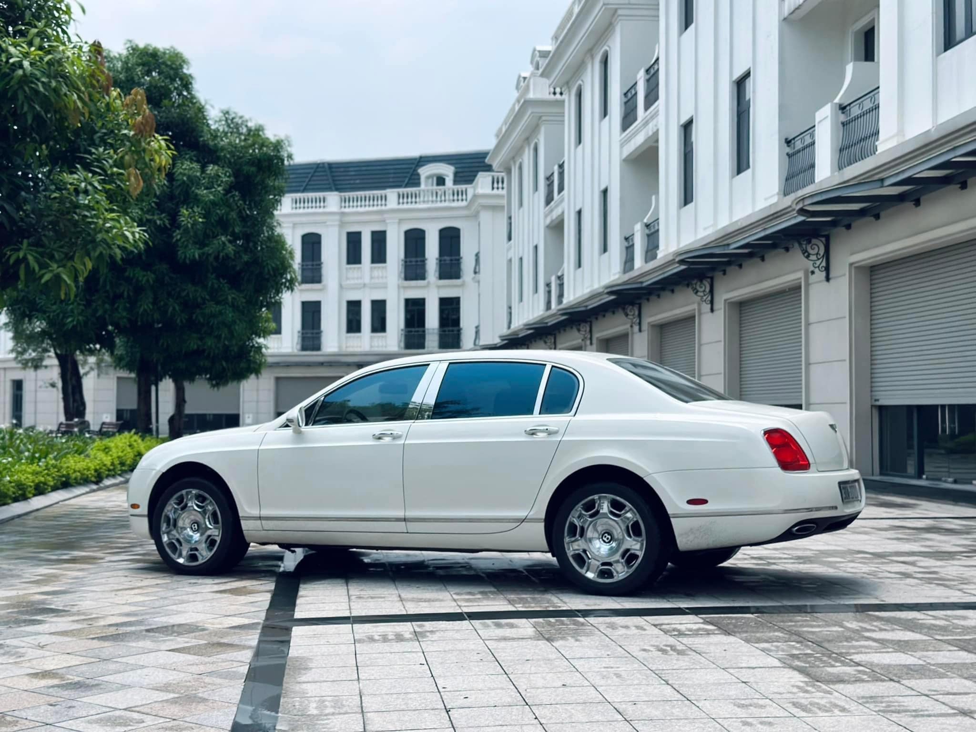 Chiếc Bentley Flying Spur hơn 1,4 tỷ này sẽ khiến người dùng 'chịu chơi' cân nhắc thay vì mua Camry hybrid- Ảnh 3.