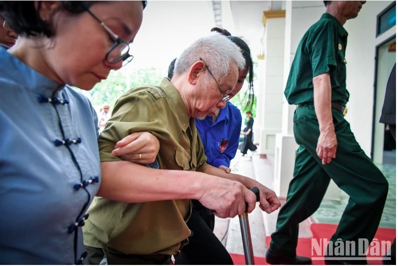 Những hình ảnh xúc động thể hiện niềm tiếc thương vô hạn Tổng Bí thư Nguyễn Phú Trọng- Ảnh 6.