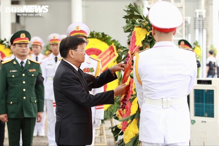 Dòng người nối dài hơn 1km vào viếng Tổng Bí thư Nguyễn Phú Trọng- Ảnh 45.