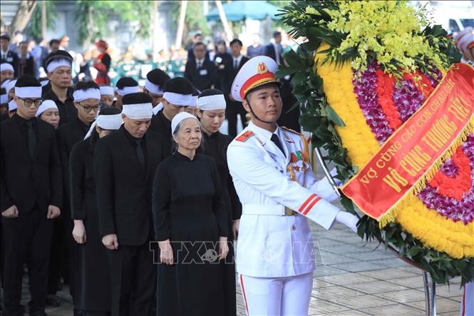 Xúc động hình ảnh vợ, con và gia đình trước linh cữu Tổng Bí thư Nguyễn Phú Trọng- Ảnh 2.