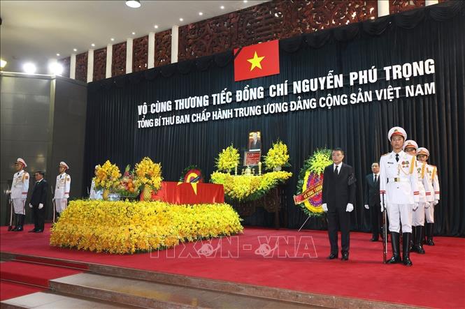 Xúc động hình ảnh vợ, con và gia đình trước linh cữu Tổng Bí thư Nguyễn Phú Trọng- Ảnh 1.