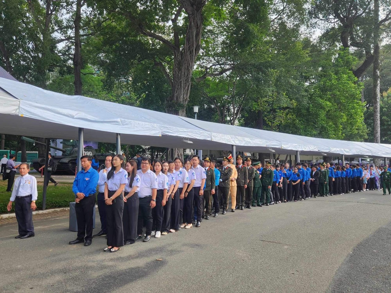 Người dân có mặt từ sớm chờ vào viếng Tổng bí thư Nguyễn Phú Trọng tại TP Hồ Chí Minh- Ảnh 8.