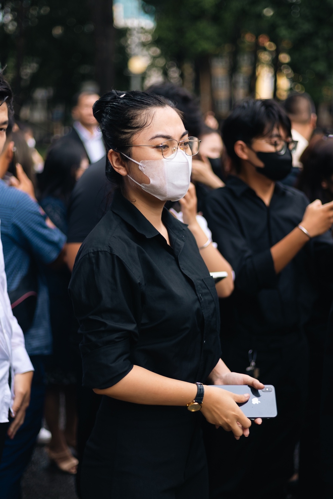 Người trẻ xếp hàng dài vào viếng Tổng Bí thư Nguyễn Phú Trọng: "Thương bác vô cùng, mong bác yên lòng"- Ảnh 17.