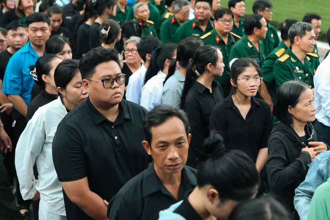 Người trẻ xếp hàng dài vào viếng Tổng Bí thư Nguyễn Phú Trọng: "Thương bác vô cùng, mong bác yên lòng"- Ảnh 15.