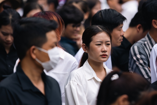 Người trẻ xếp hàng dài vào viếng Tổng Bí thư Nguyễn Phú Trọng: "Thương bác vô cùng, mong bác yên lòng"- Ảnh 18.