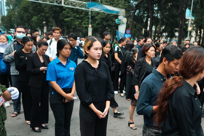 Người trẻ xếp hàng dài vào viếng Tổng Bí thư Nguyễn Phú Trọng: "Thương bác vô cùng, mong bác yên lòng"- Ảnh 16.