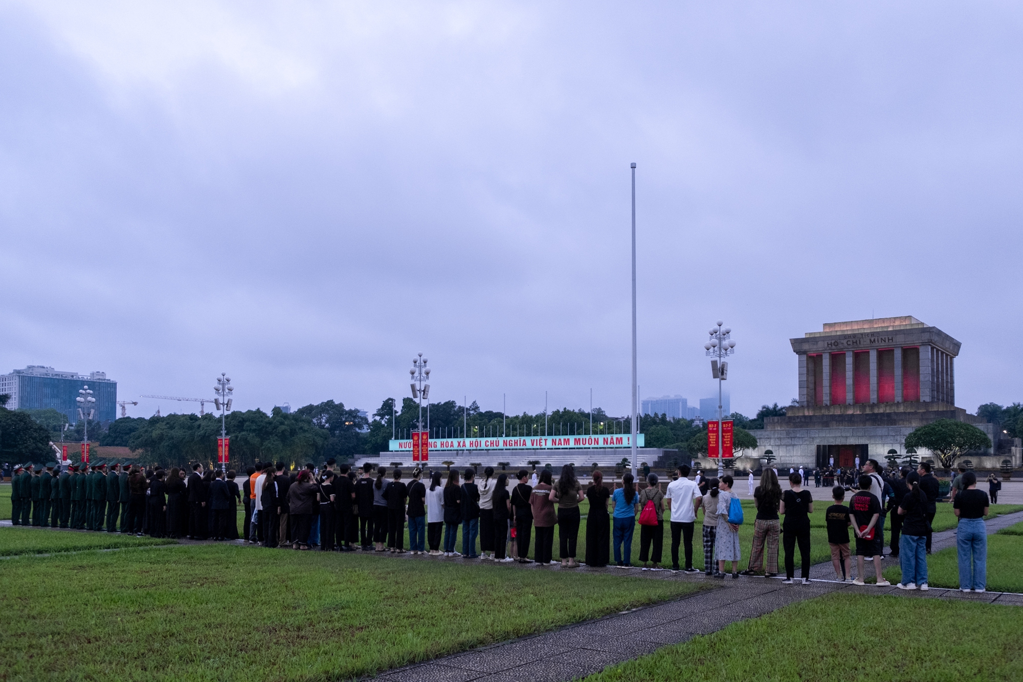 Người dân đứng trang nghiêm, xúc động chứng kiến Lễ thượng cờ rủ Quốc tang Tổng Bí thư Nguyễn Phú Trọng- Ảnh 15.