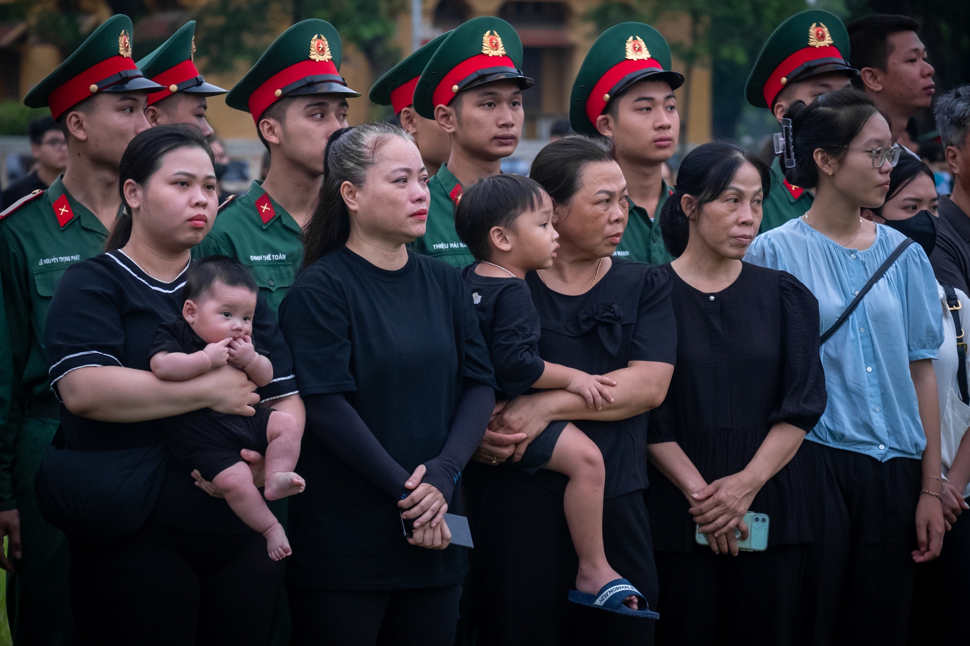 Người dân đứng trang nghiêm, xúc động chứng kiến Lễ thượng cờ rủ Quốc tang Tổng Bí thư Nguyễn Phú Trọng- Ảnh 13.