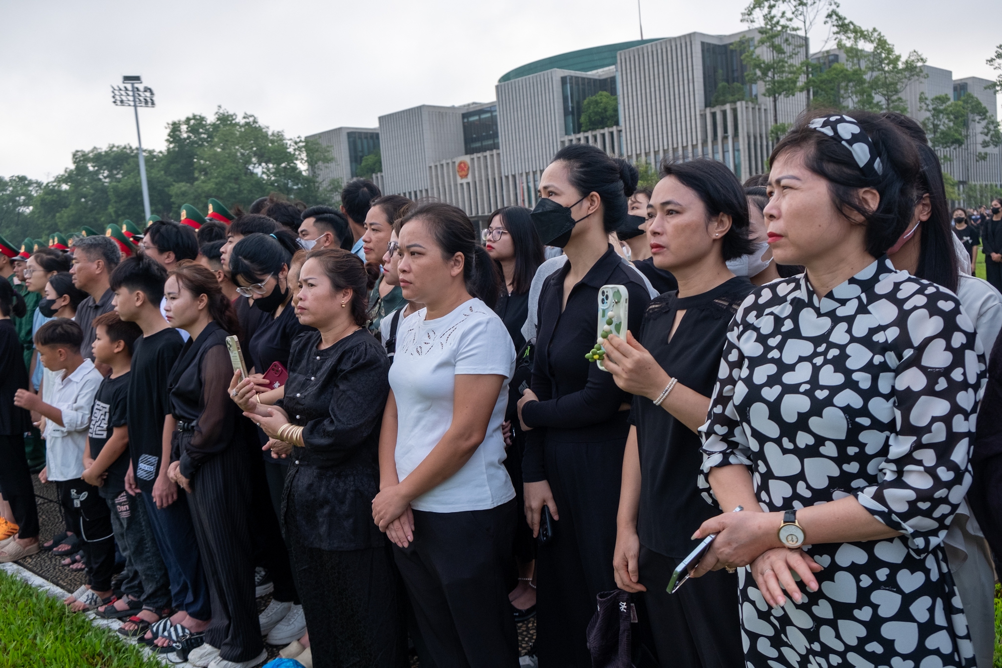 Người dân đứng trang nghiêm, xúc động chứng kiến Lễ thượng cờ rủ Quốc tang Tổng Bí thư Nguyễn Phú Trọng- Ảnh 10.