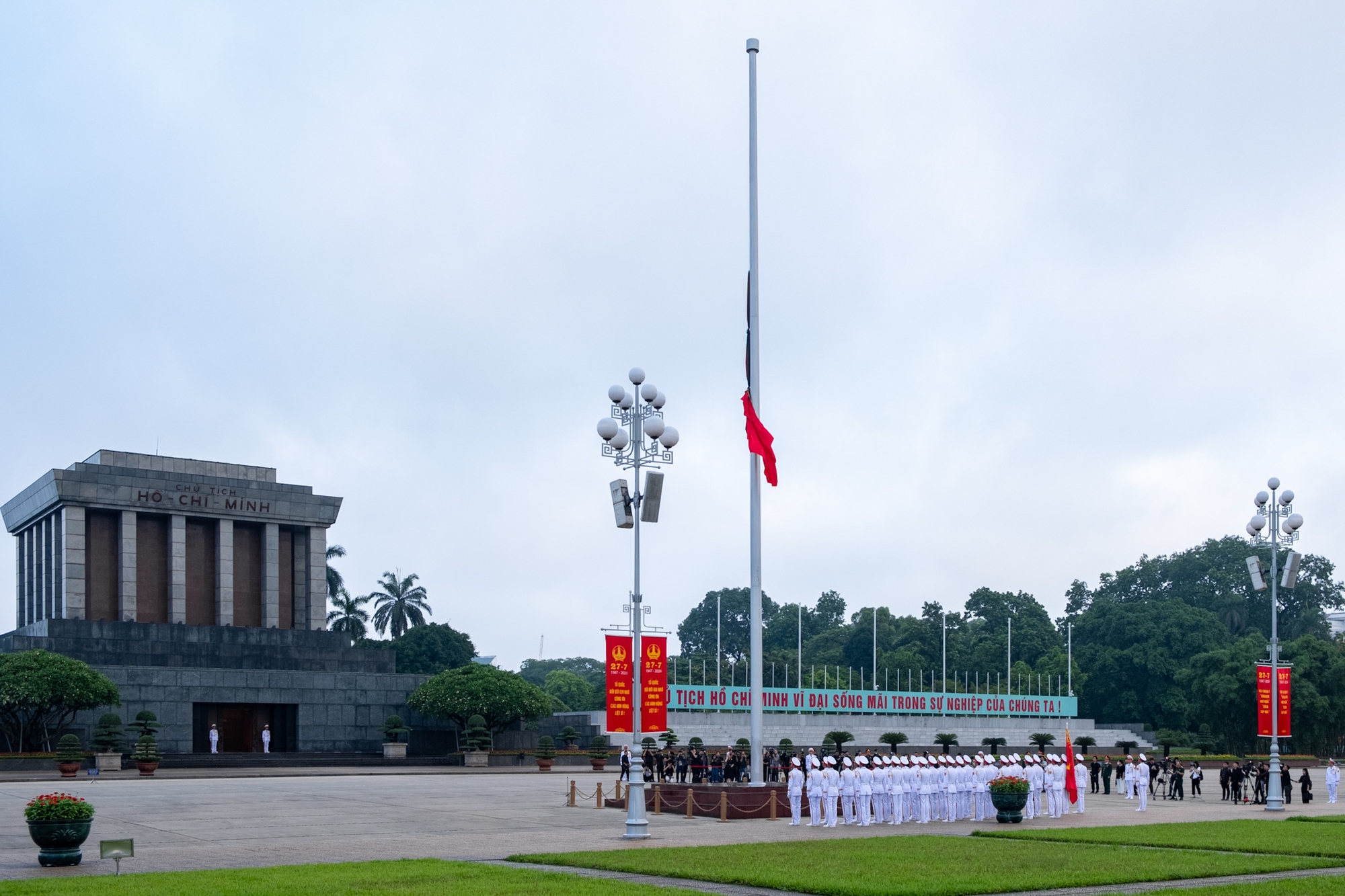 Người dân đứng trang nghiêm, xúc động chứng kiến Lễ thượng cờ rủ Quốc tang Tổng Bí thư Nguyễn Phú Trọng- Ảnh 7.