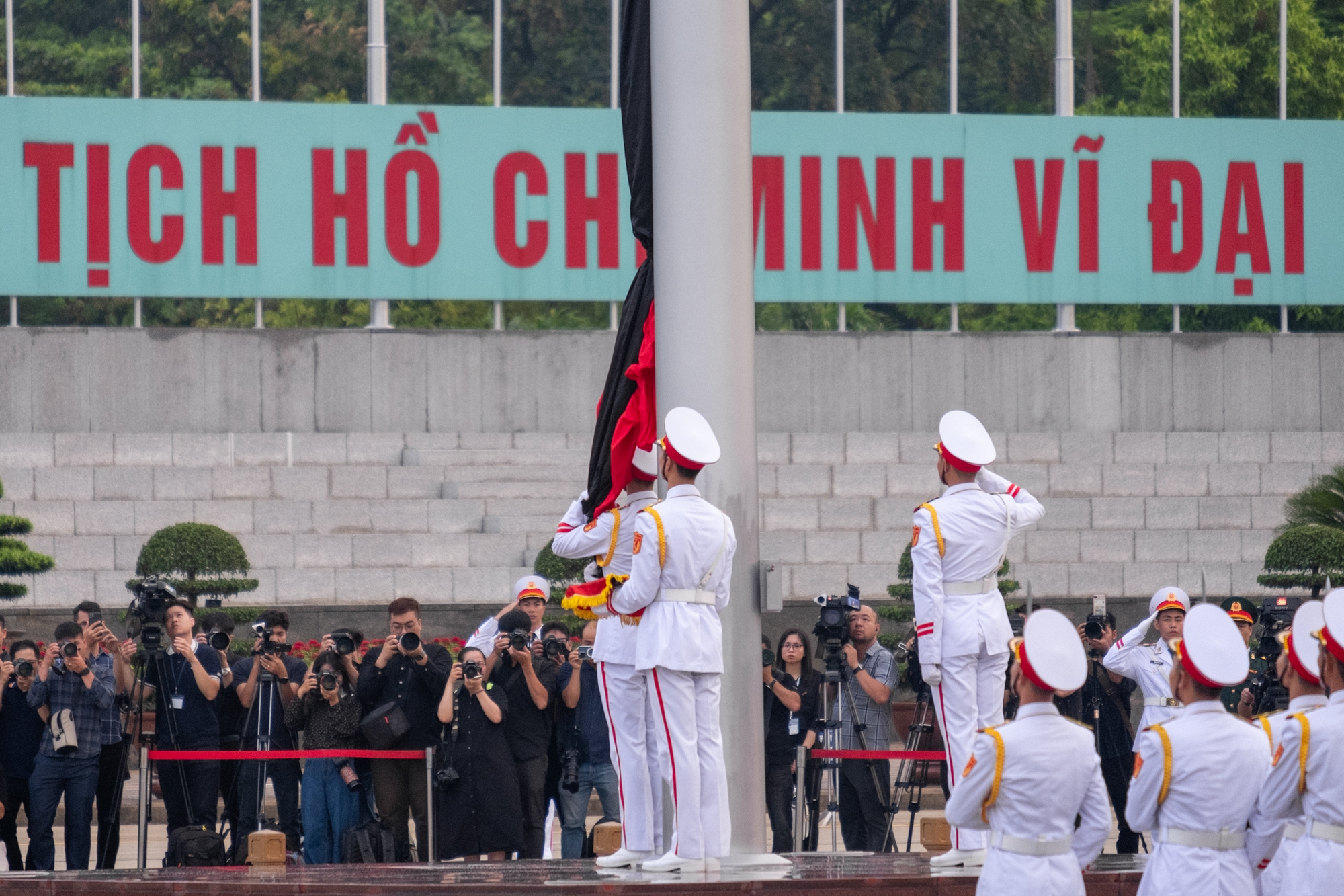 Người dân đứng trang nghiêm, xúc động chứng kiến Lễ thượng cờ rủ Quốc tang Tổng Bí thư Nguyễn Phú Trọng- Ảnh 4.