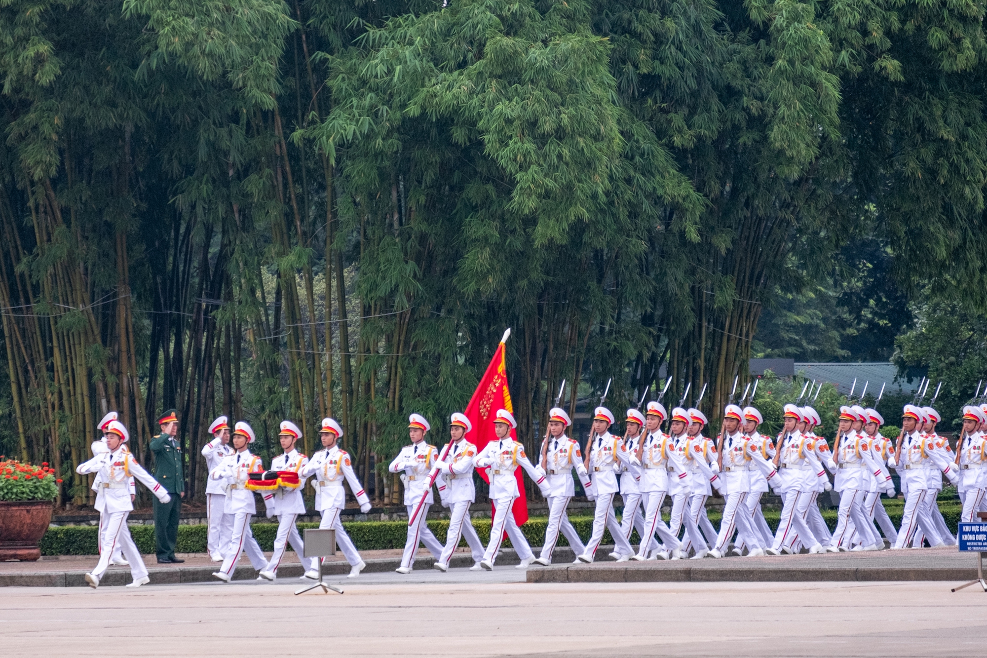 Người dân đứng trang nghiêm, xúc động chứng kiến Lễ thượng cờ rủ Quốc tang Tổng Bí thư Nguyễn Phú Trọng- Ảnh 2.