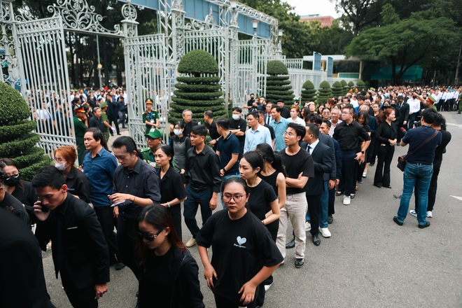 Người trẻ xếp hàng dài vào viếng Tổng Bí thư Nguyễn Phú Trọng: "Thương bác vô cùng, mong bác yên lòng"- Ảnh 3.