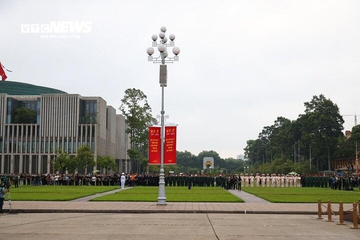 Dòng người nối dài hơn 1km vào viếng Tổng Bí thư Nguyễn Phú Trọng- Ảnh 122.