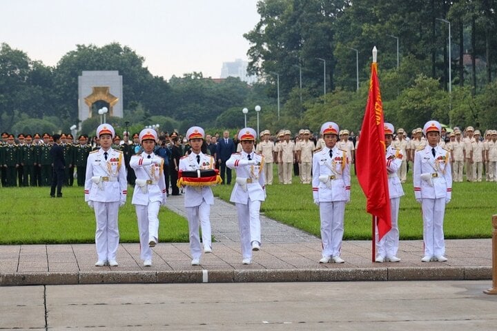 Dòng người nối dài hơn 1km vào viếng Tổng Bí thư Nguyễn Phú Trọng- Ảnh 100.