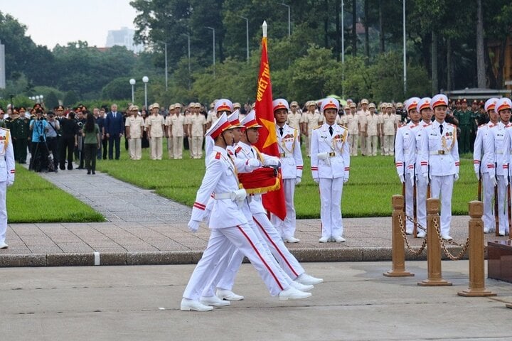 Dòng người nối dài hơn 1km vào viếng Tổng Bí thư Nguyễn Phú Trọng- Ảnh 101.