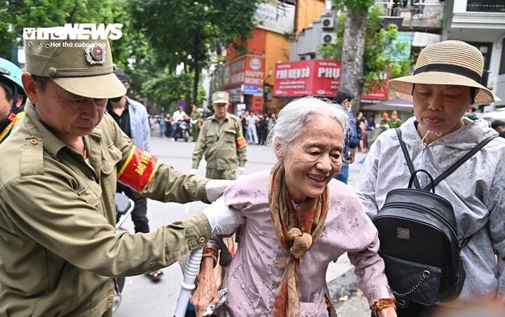 Bà lão 77 tuổi bắt xe từ Hà Nam lên Hà Nội, làm thơ viếng Tổng Bí thư Nguyễn Phú Trọng- Ảnh 2.