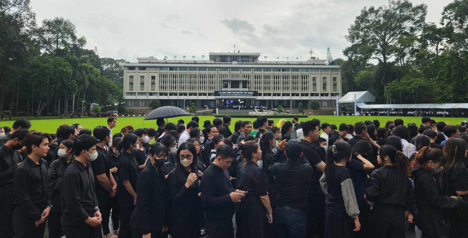 TP Hồ Chí Minh: Người dân đội mưa đến viếng Tổng Bí thư Nguyễn Phú Trọng- Ảnh 11.