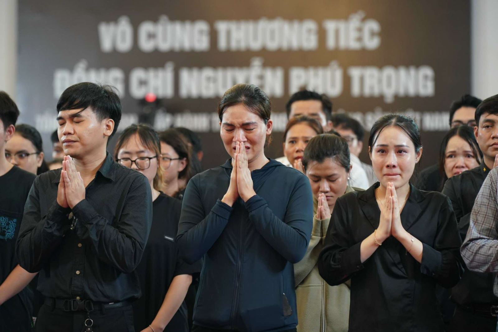 TP Hồ Chí Minh: Người dân đội mưa đến viếng Tổng Bí thư Nguyễn Phú Trọng- Ảnh 9.