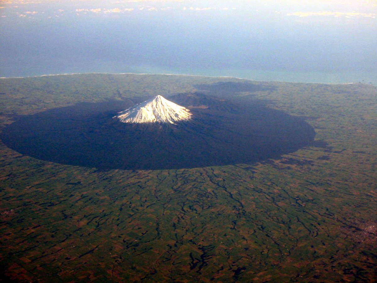 Tại sao núi Taranaki ở New Zealand lại có ranh giới gần như hình tròn hoàn hảo, giống như được tạo ra bởi con người?- Ảnh 7.