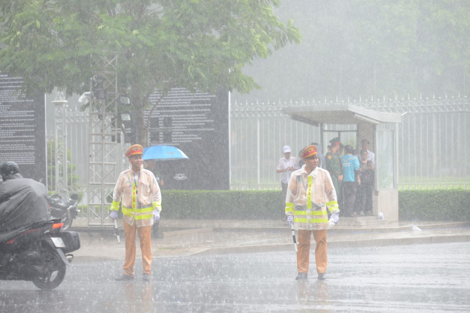 TP Hồ Chí Minh: Người dân đội mưa đến viếng Tổng Bí thư Nguyễn Phú Trọng- Ảnh 4.