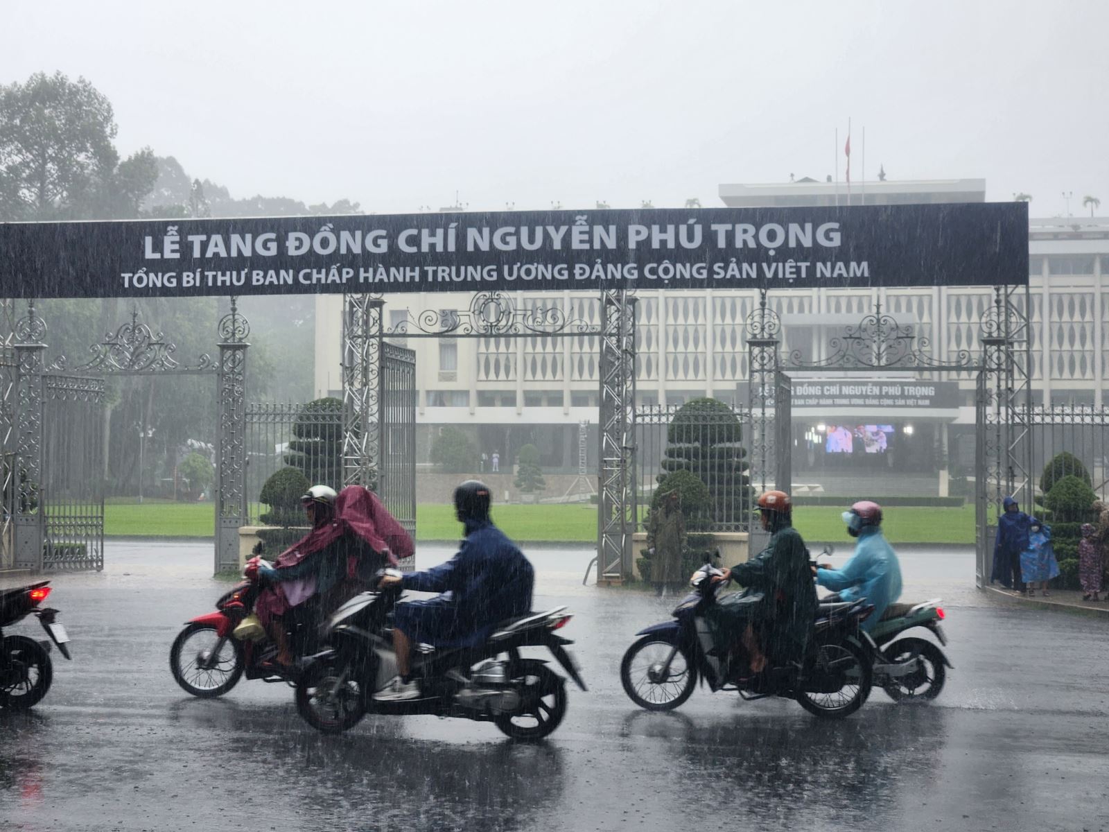 TP Hồ Chí Minh: Người dân đội mưa đến viếng Tổng Bí thư Nguyễn Phú Trọng- Ảnh 1.